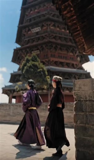 Ứng Huyện mộc tháp ở Sơn Tây là một ngôi chùa được người Khiết Đan xây dựng dưới thời nhà Liêu, từ năm Liêu Thanh Ninh thứ 2 (năm 1056). Đây cũng là kiến trúc tháp gỗ hoàn thiện nhất mà Trung Quốc hiện còn giữ lại. Tháp cao 67.3m bên ngoài nhìn vào là 5 tầng nhưng bên trong có 9 tầng. Toàn bộ kiến trúc được làm bằng gỗ và không dùng bất kì 1 cây đinh nào #unghuyenmocthap #sontay #kientruc #phatgiao #disan #tongiao #fyppppppppppppppppppppppp