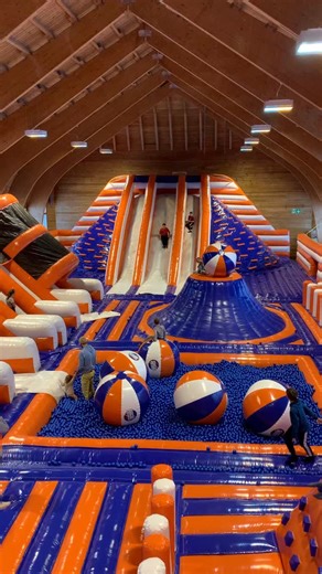 Stoos on Instagram: "XXL-Hüpfburg auf dem Stoos 🏰🎈🤸‍♀️ Der Bounce Circus ist vom 7. Februar bis 1. März 2026 täglich von 13.00 bis 18.00 Uhr geöffnet. Zeit zum Hüpfen, Lachen und Austoben – für Gross und Klein, bei jedem Wetter. 😃🎉 Mehr Infos und Tickets unter stoos.ch/bounce . . . @bouncecircus.switzerland #bouncecircus #hüpfburg #spass #stoos #stoosmuotatal"