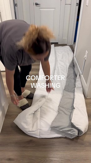 The Right Way to Wash a Comforter: Tips & Tricks