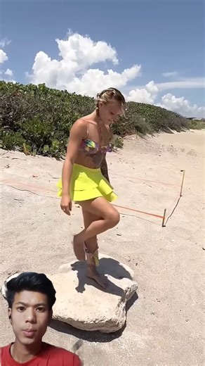 A disabled duckling helps his cat friend 🐥 #duckrescue #cuteanimal #animalrescue