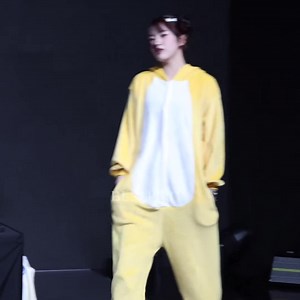 Silly adorable puppy at Makestar 2nd face to face fansign 250216 메이크스타 2회차 대면팬사인회 Cr. / 출처 : bestpart_901 #AnYuJin #안유진 #유진 #안댕댕 #アンユジン #ユジン #IVE #아이브 #IVE_ATTITUDE #시바견_동물잠옷 | Yujin - IVE 안유진