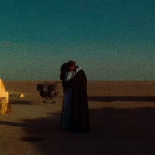 𝙁𝙄𝙇𝙈𝙎 𝙎𝙁𝙓 on Instagram: "• Credit: godfilmss (tt) 日本利用压电瓷砖将脚步转化为电能。这些瓷砖捕捉来自你脚步的动能。当你行走时，你的重量和动作会对瓷砖产生压力。瓷砖会轻微弯曲，从而产生机械应力。瓷砖内部的压电材料将这种应力转化为电能。每一步都会产生少量电荷，而数百万步结合在一起就能产生足够的电力来驱动LED灯、数字显示屏和传感器。在像涩谷车站这样繁忙的地方，每天大约有240万个脚步为这一系统作出贡献。这些电能可以被储存或立即使用，从而减少对传统电力来源的依赖，并支持可持续的城市基础设施。这种方法将日常运动转化为实用的可再生能源。 #日本#知识 #事实 #你知道吗 #推荐 #科技 #创新 #历史 #技术 #实验#热门"