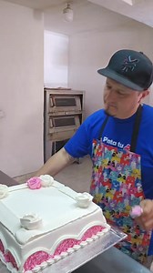Pastel para 75 años, decorado con chantilly!! #clancakes #chef #vlog #vlogger #cake #cakes #tortas #torta #tresleches #pasteleria #comida #encoalimentos | Clan cakes