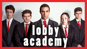 Tu es jeune et tu rêves de devenir plus qu'un simple influenceur ? La Lobby Academy est faite pour toi. Tu y apprendras toutes les subtilités de la méthode infaillible qui fait notre succès depuis tant d'années. En route pour la visite ! Pour aider ton lobby préféré sur tipeee, c'est par là : https://fr.tipeee.com/ami-des-lobbies Avec les profs Hadi Rassi et Laura Flahaut, Et les étudiants (par ordre alphabétique) : Sarah Berthy, Elisa Boudjemline, Lounès Dai'k Schwab, Pauline Foulquié, Rachel G