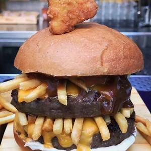 🍔🍔$5 WEDNESDAY BURGER🍔 ------------------------------------ 🍔🍟HOT CHIPS N GRAVY BURGER 🍟🍔 ------------------------------------ Angus Beef patty (get a double patty $4) American cheese Beer Battered Fries Mushroom gravy Drizzle of GTB special sauce Topper: chicken nuggets 💥⚡️💥⚡️💥⚡️💥⚡️💥⚡️💥⚡️ Available All Day *WEDNESDAY , For only $5 with any Drink Purchase . . . . . . . . . . . . . #foodora #goodtimeburgers #delivery #homedelivery#🍔#juggernaut #burger #burgers #burgerlover #foodlove