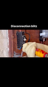 The Municipal official disconnecting the electrical loop due to non-payment of the municipal account. #payyournmbmaccount #nmbhaaluutenwys #nmbmsiyadiskonnekta #AllHandsOnDeck #MetroAtWork #Siyasebenza #BuildingTheEasternCapeWeWant #ANationThatWorksForAll | Nelson Mandela Bay Municipality