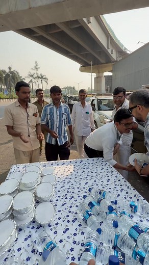 CNG pumps across Mumbai witnessed long queues due to supply distruptions caused by a damage to a key gas pipeline. They were standing in the queue from monrning 4 o clock. Distributed food and water bottles to them🙏❤️ #humanity | Hussain Mansuri