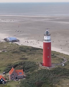 76K views · 886 reactions | Der Strand von Texel, beim Leuchtturm  Der Leuchtturm von Texel steht ganz im Norden der Insel, bei De Cocksdorp, und ist eines der bekanntesten Wahrzeichen der Niederlande. Vom Gipfel aus habt ihr einen atemberaubenden Blick auf die Nordsee, das UNESCO-Weltnaturerbe Wattenmeer – und bei klarem Wetter sogar bis nach Vlieland. | Verrückt nach Niederlande | Facebook