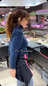 🧀✨ La magie de l’affinage : la tyrosine dans le fromage ✨🧀 As-tu déjà remarqué ces petits cristaux blancs qui croquent sous la dent dans certains fromages affinés ? Ce sont des cristaux de tyrosine – un acide aminé naturellement présent dans les protéines du lait. 🔬 Pendant l’affinage, les protéines se dégradent peu à peu sous l’action des enzymes et des bactéries. Résultat : la tyrosine se concentre et forme ces cristaux qui donnent au fromage ce petit côté croquant si caractéristique. 👉 Le