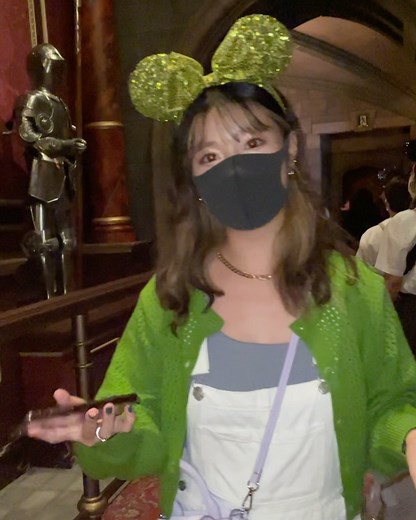 しょちゃん【もちょぺ】 on Instagram: ". 動いてるあたくし🧬🧬 . . #ディズニー#ディズニーコーデ#disneyland #緑コーデ #グリーンコーデ #オーバーオールコーデ"