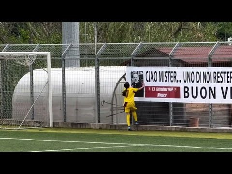 Maria fa gol, poi corre per baciare la foto del suo allenatore morto