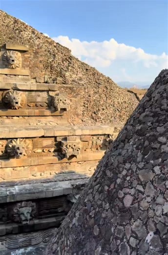 Influencia cultural y legado La relevancia del Templo de Quetzalcóatl trascendió Teotihuacán. La imagen de la serpiente emplumada se convirtió en un símbolo central en otras culturas mesoamericanas posteriores, como los mayas, los toltecas y los mexicas. En estas tradiciones, Quetzalcóatl no solo fue un dios creador y benéfico, sino también un modelo de sabiduría y civilización. El templo, por su riqueza iconográfica, representa uno de los primeros testimonios arquitectónicos de esta deidad, con