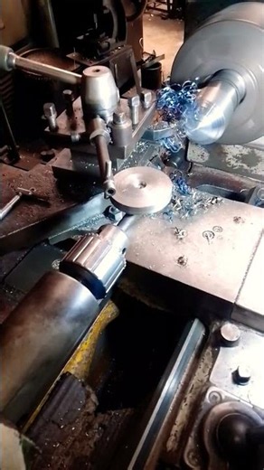 Making a radius #machine #engineering #lathe #teknik #bubut