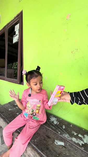 Arumi surprised to be given food by mom 😱🤣#video