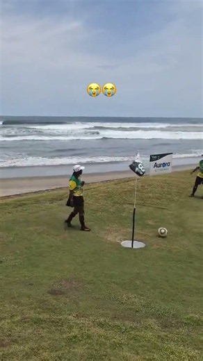 Imagine a precisão do golfe combinada com o toque do futebol.