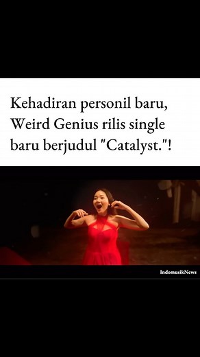 @weird.genius merilis single perdana setelah masuknya @roycdc berjudul "Catalyst." Pada lagu ini, mereka juga berkolaborasi dengan @pepitasalim , keren! 🔥 Apa pendapat lo soal lagu terbaru Weird Genius ini? #IndomusikNews | Indomusikgram