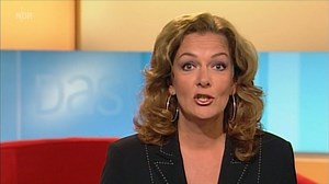 30 Jahre DAS!: Nervenkitzel mit verspäteten Gästen. Mal sehen, ob es unser Gespann pünktlich auf das Rote Sofa schafft! Heute lassen Bettina Tietjen, Inka Schneider und Hinnerk Baumgarten auf dem berühmtesten Sofa Norddeutschlands die Korken knallen! ➡️ https://www.ndr.de/fernsehen/sendung1116714.html | DAS! im NDR Fernsehen