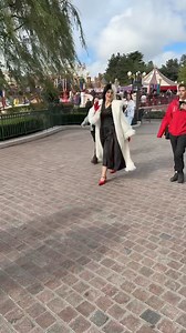 Cruella de Vil in Fantasyland! ⚫️⚪️✨ #DisneyHalloweenFestival #DisneylandParis #DisneyParis | Pixie Dust DLP