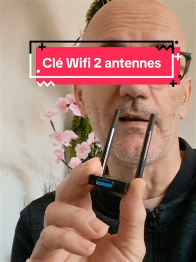 Clé USB WiFi 1300 Mbps – Double antenne haute puissance Améliorez instantanément la connexion Internet de votre ordinateur grâce à cette clé WiFi haute performance AC1300. Idéale pour le streaming, le télétravail, les jeux en ligne et la navigation rapide. Points forts : Vitesse ultra-rapide jusqu’à 1300 Mbps (867 Mbps en 5 GHz 400 Mbps en 2,4 GHz) Double bande 2,4 GHz / 5 GHz : connexion stable et moins d’interférences Double antenne à gain élevé (5 dBi) : meilleure portée et signal plus puissa