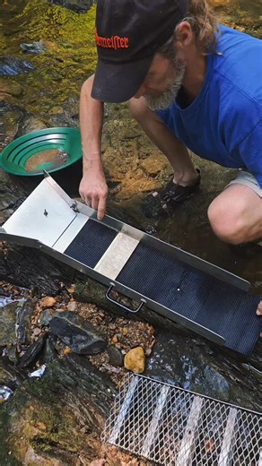 Joe Setting up his Sluice | FishnGold
