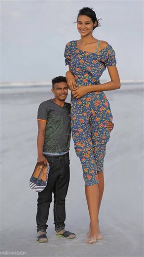 Why did one of the tallest women in the world choose a husband who is only 5 feet tall? 😲🤔 Despite the height difference, their family looks like a perfect match! 👨‍👩‍👧‍👦😮 Find out more about this unique couple and their children’s surprising looks.😱You won’t believe how they all turned out! 👀👉👉Check out the details and photos in the top comment below! 📸⬇️⬇️⬇️ | Interesting Stories
