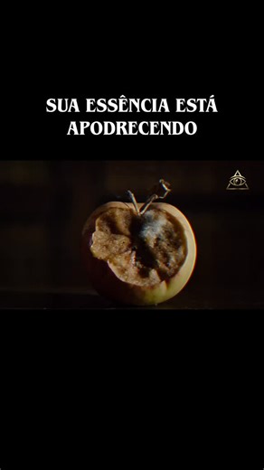 O Código Proibido on Instagram: "Eles te deram um espelho digital para você se apaixonar pela sua imagem falsa, enquanto quem você realmente é morre aos poucos. 🍎 O cansaço, a ansiedade, a necessidade de aprovação... nada disso é natural. É um programa rodando na sua mente agora mesmo. Você não está vivendo. Você está sendo drenado. Quer saber como desligar o sinal deles? Assista ao Documentário Completo. O link está na bio. 👁️ #matrix #despertar #frequencia #sistema #antidoto"