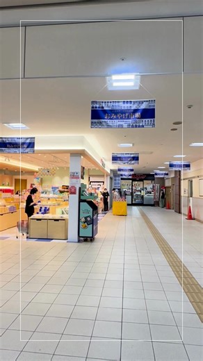 #在佐世保車站買伴手禮！小編精選2大必逛好店✨ ① 佐世保銘品藏 位於佐世保車站直通的「えきマチ1丁目 佐世保」，這裡集結了長崎最具代表性的名產伴手禮。從長崎蛋糕到佐世保限定點心，人氣商品一應俱全！(๑′ᴗ’๑)ღ 🌐HP: https://www.jr-retail.co.jp/business/meihingura/ ② 大和製菓 零食直營店＋（大和製菓 おかし直売所＋） 大家知道日本人氣零食「味咖哩餅乾（味カレー）」其實是佐世保製造的嗎？在車站內就能找到大和製菓的直營店！除了定番商品，還有限定零食和超可愛的吉祥物「やまとくん」角色周邊，超適合買來當伴手禮！(៸៸>⩊