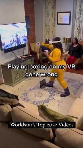 Worldstar’s Top 2022 Videos “It got a little to real for her! What would y’all do? 👇😂😳 (via @Bmrtwins IG @realmzjadathyck2 @theigauntie)” #boxing #games #funny