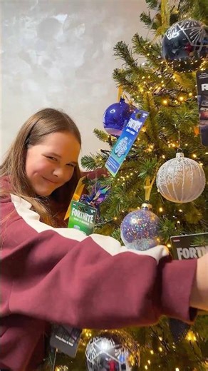 Avelina shows her Fortnite and Roblox giftcard christmas tree🎄
