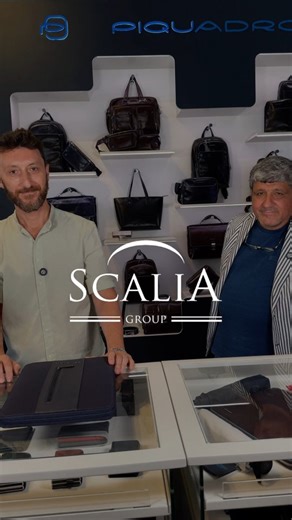 Eleganza in movimento con la linea Brief 2 di Piquadro. Oggi Francesco ci mostra l'equilibrio perfetto tra funzionalità e stile: lo zaino Piquadro Brief 2 fast check, ideale per chi ama viaggiare leggero senza rinunciare all'eleganza, e il portablocco coordinato Brief 2, pensato per avere tutto sotto controllo in ufficio come in viaggio. Lo zaino imbottito per notebook e iPad, è realizzato in materiali sostenibili, con tasche intelligenti e aggancio trolley Il portablocco è compatto ma completo: