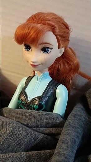 Anna is Super Cold! - Elsa and Anna Dolls Shorts