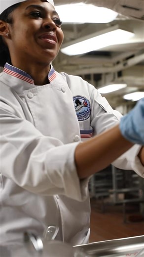 Celebrating the spirit of Christmas aboard the USS George Washington! 🎄✨ From our family to yours, may your holidays be filled with joy, laughter, and delicious moments. Grateful for the service and camaraderie that make this season special. . . . . #Christmas #CVN73 #MilitaryFamily #USNavy 🎥: GWM | USS George Washington (CVN 73)