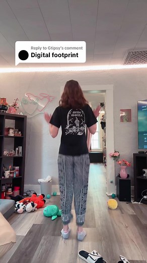 Salty Kitten Reacts to No Hands Challenge with Gyatt