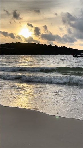 Peaceful Ocean Waves at Sunset 🌊 #peacefulwaves #naturalwaves