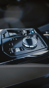 선망 받는 당신을 닮아 수려해진 라인과 외관. THE new 5 & i5 #BMW #THE5 #THEi5 *본 이미지는 국내 판매되는 모델과 다를 수 있습니다. 정확한 옵션 및 제원은 BMW 공식 딜러 전시장에 문의 바랍니다. | BMW Korea