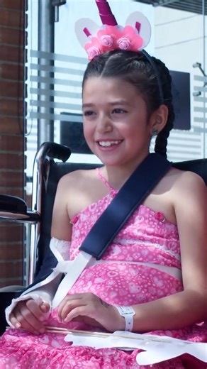 Sol Angie empieza a encariñarse con la paciente del hospital ❤️😀 y se da cuenta de que juzgó mal a Coco al querer alejarlo de ella. La pequeña tiene un detalle que conmueve mucho a la enfermera. #Enfermeras 🏥🩺 | Canal RCN