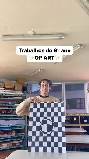Op art, ou arte óptica, é um movimento artístico que surgiu na década de 1960, caracterizado por obras que exploram ilusões visuais. Utilizando padrões geométricos e cores contrastantes, cria efeitos de movimento, vibração e profundidade que desafiam a percepção visual do espectador. | Uma arte qualquer