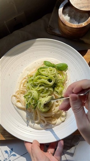 🥒 Creamy Raw Zucchini Spaghetti 😍 #veganrecipe #easyrecipe #plantbasedrecipe