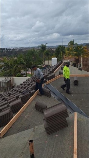 loading roof's tiles #loading #roofers #eaglerooftiles