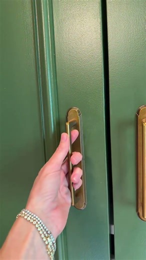 Closet hack I highly recommend - I’m obsessed with how it turned out! ✨🙌#ClosetHack#HomeOrganization