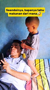 1.6M views · 10K reactions | Bapanya belum sadar kalo makanan itu dari..... #fyp #viral #lucu #meme #ngakak #videolucu #trending #komedi #humor #kocak #fypシ #indonesia #funny #memeindonesia #dagelan #ngakakkocak #entertainment #lawak #lucubanget #info #viralreels #videoviral #reelsviral #memes #memelucu #viralvideos #comedy | Ozze Mada | Facebook