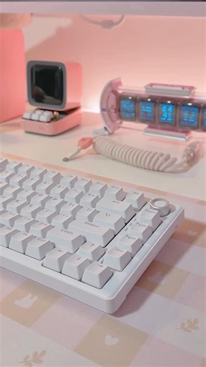 𝒓𝒖 ⭑.ᐟ on Instagram: "🫧🤍 unboxing this gorgeous all white keyboard from @dierya_tmkb_kemove D81E! love how clean it sounded straight from the box! 💖⭐️ #pinkgamingsetup #gamingsetup #setupinspiration #kawaiiaesthetic #pcbuild #cutesetup #desksetup #mechanicalkeyboard"