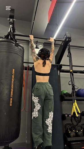 Saturday’s back day to get that pump before my set 🤣