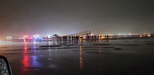 Νέα Υόρκη: Αεροπλάνο της Air Canada εμβόλισε πυροσβεστικό όχημα