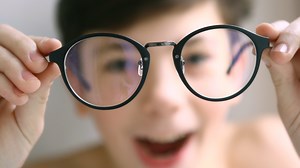 Cum pot fi corectate problemele de vedere ale copiilor. „Dimineaţa le dă jos şi vede bine”