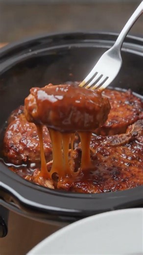 🍖🔥 Slow Cooker Smothered Pork Chops (Tender & Juicy)