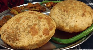 हलवाई जैसी गोल गोल फुली फुली आलू की कम तेल वाली पूरी बिना फटे | How to make perfect aloo puri | Anukriti Cooking Recipes