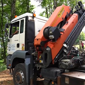 🌲Enchaînement de complications lors du déchargement du bois pour les fustiers ! Chalets de rêve à la montagne sur RMC BFM PLAY ! https://bit.ly/41Xhd3Q | RMC WOW