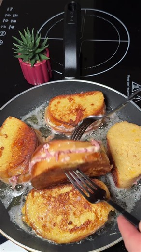 🤯 I MAKE THESE IN JUST A FEW MINUTES… MY HUSBAND EATS 10 AND NEVER GAINS WEIGHT! 😂 🥖 Crispy Stuffed Bread with Cheese and Sausage Ingredients: * 1 loaf of bread * 100–150 g cheese * 100–150 g sausage * 2 eggs * 100 ml milk * Salt, to taste * Your favorite spices, to taste * A little vegetable oil for frying 👩‍🍳 Instructions: 1. Grate the cheese and sausage using a coarse grater, then mix them together in a bowl. 2. Cut the bread into slices, without cutting all the way through, to create sm