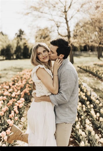 It’s almosttttt spring!!! 🌷🤍 So i just had to make a reel with these adorable tulip pictures!!! #couplesphotographer #northcarolinaphotographer #couplesphotoshoot #eastcoastphotographer #northcarolinacouplesphotographer #summervibes #wilmingtonphotographer #outerbanksphotographer #fyp #spring #tulips #tulipseason